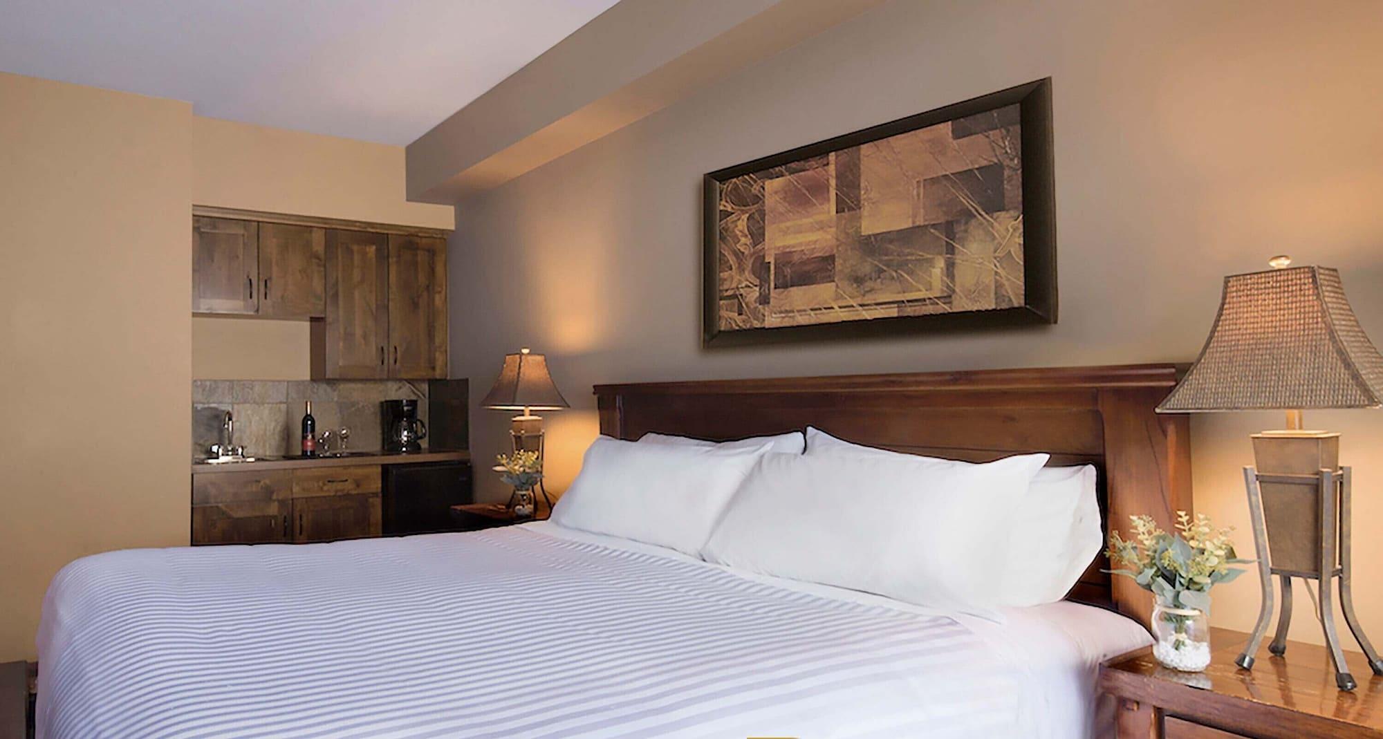 Glacier Mountaineer Lodge Голден Экстерьер фото