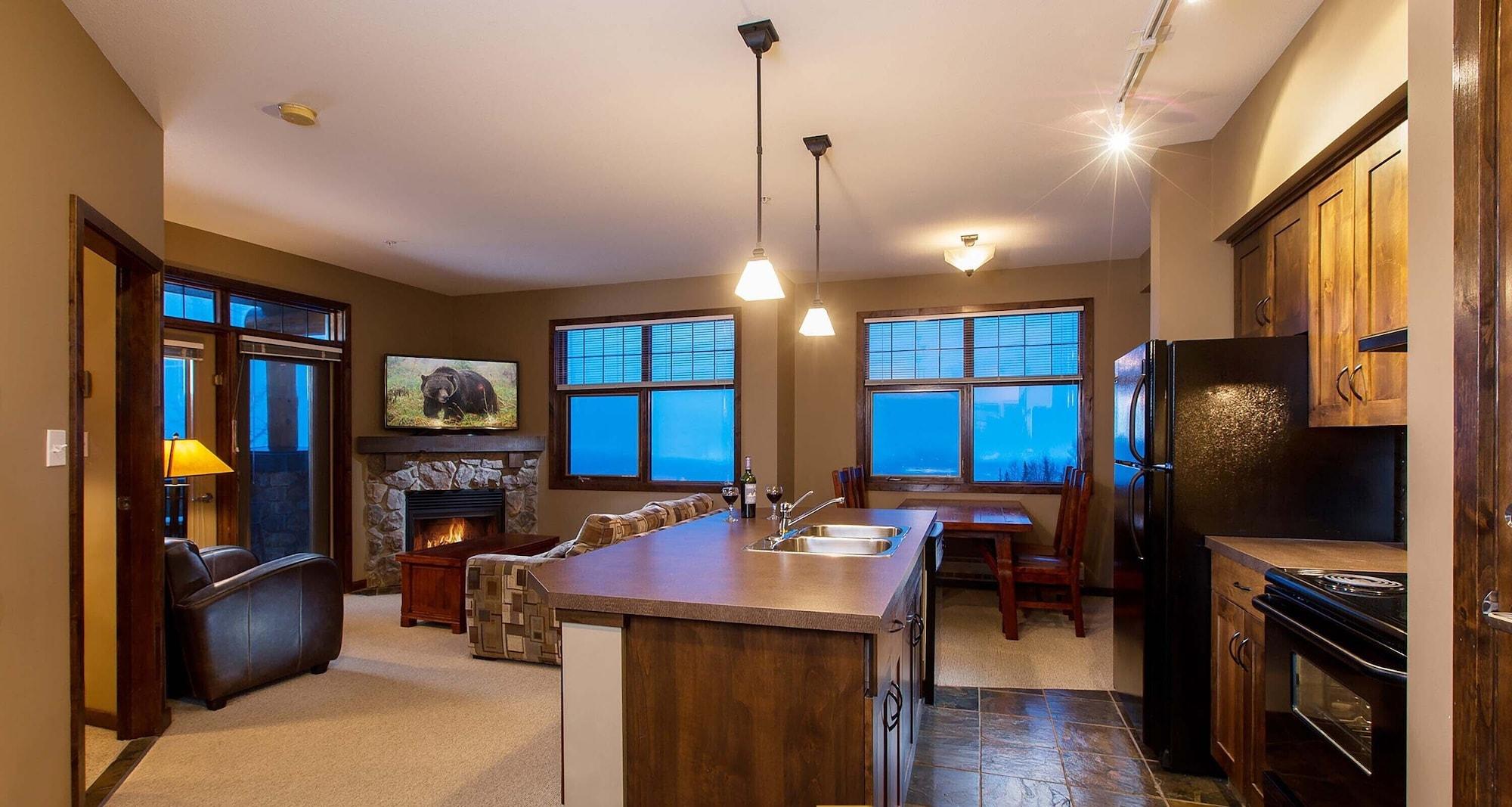 Glacier Mountaineer Lodge Голден Экстерьер фото