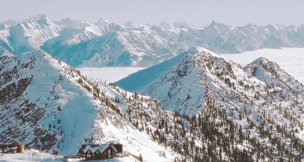 Glacier Mountaineer Lodge Голден Экстерьер фото