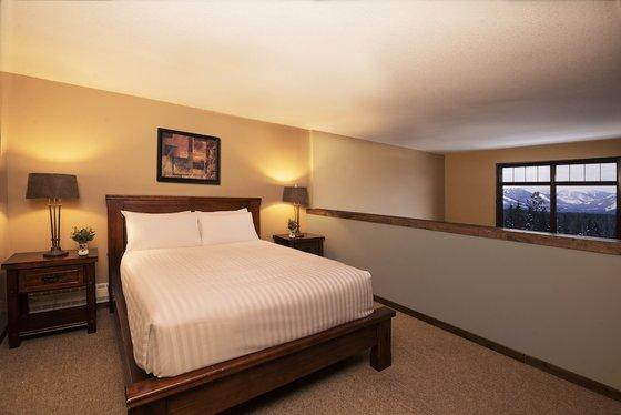Glacier Mountaineer Lodge Голден Номер фото