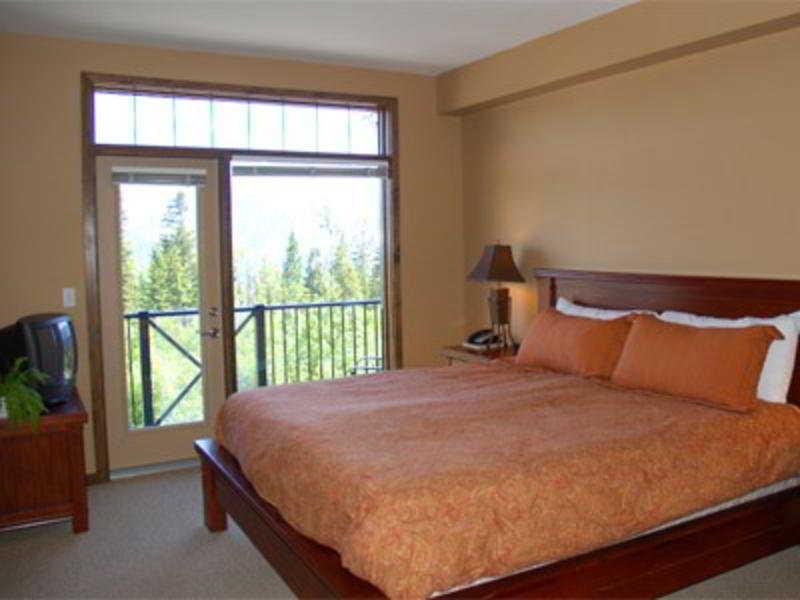 Glacier Mountaineer Lodge Голден Номер фото