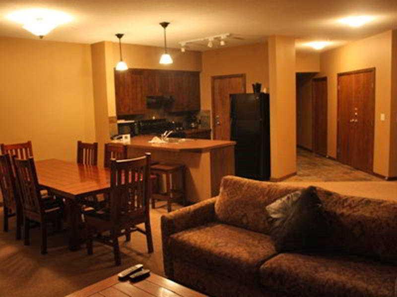 Glacier Mountaineer Lodge Голден Номер фото
