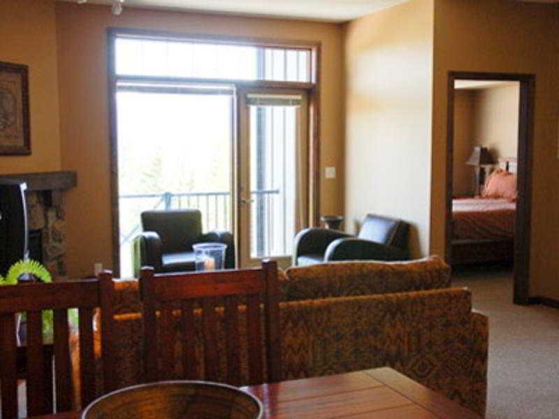 Glacier Mountaineer Lodge Голден Номер фото